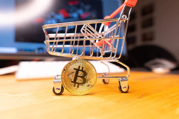 bir süpermarket, bitcoin ahşap arka plan üzerinde bir sepete. Internet, kripto para birimi