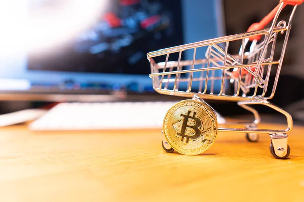 bir süpermarket, bitcoin ahşap arka plan üzerinde bir sepete. Internet, kripto para birimi