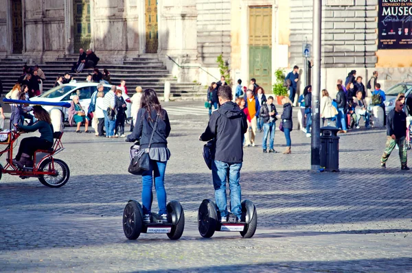 电动踏板车上的几个观光。罗马之旅 — 图库照片