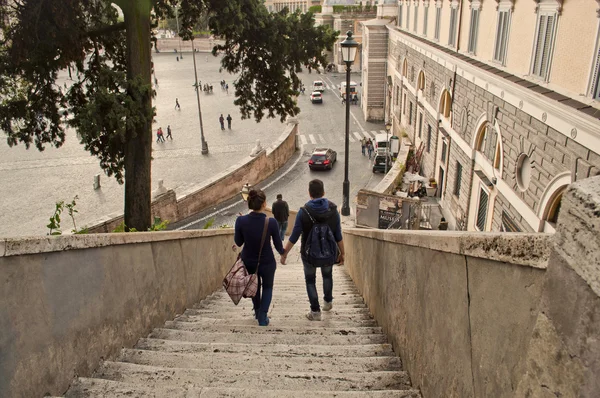 Молодая пара на лестнице и держась за руки - романтично — стоковое фото