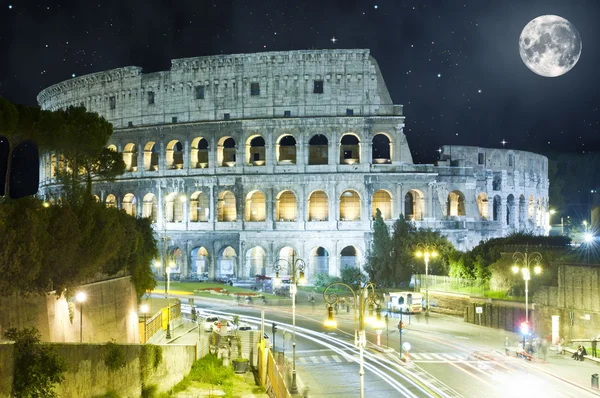 Colosseum gece, Roma, İtalya, büyük Moon ile — Stok fotoğraf