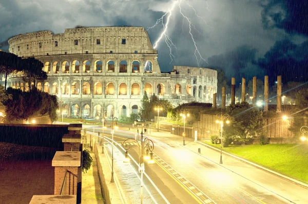 Colosseum gece. Yağmur ve yıldırım — Stok fotoğraf