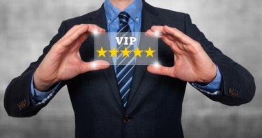 İşadamı VIP beş yıldız onun el - stok görüntü içinde tutar.
