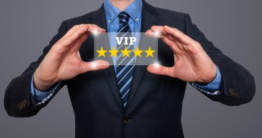 İşadamı VIP beş yıldız onun el - stok görüntü içinde tutar.