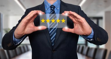 Beş yıldızlı rating - stok görüntü tutan işadamı