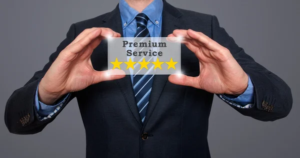 Empresário detém cinco estrelas serviço premium. imagem de estoque — Fotografia de Stock