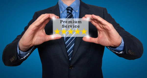 Empresário detém cinco estrelas serviço premium. imagem de estoque — Fotografia de Stock