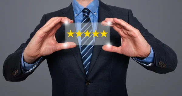 Beş yıldızlı rating - stok görüntü tutan işadamı