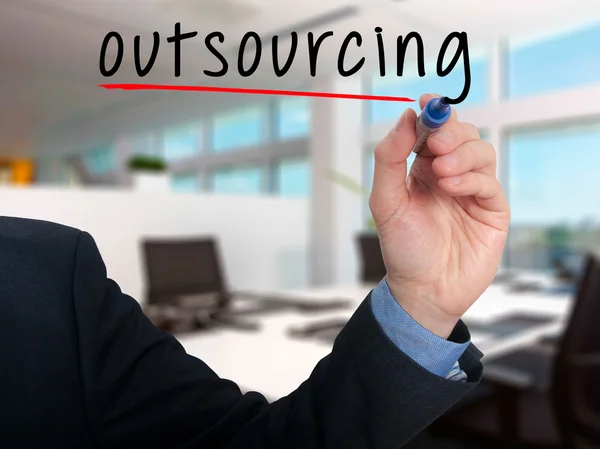 Empresario escribiendo a mano Outsourcing. Concepto de negocio.Foto de tock — Foto de Stock