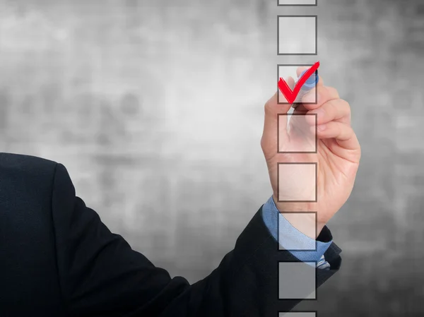 El hombre de negocios se mete en una plaza. Concepto de lista de tareas. Aislado sobre fondo gris . — Foto de Stock