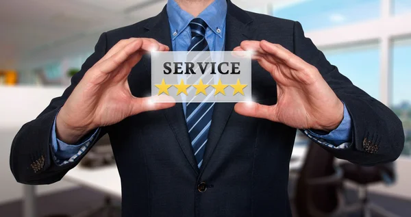 Empresário segurando cartão branco com sinal de Serviço Cinco estrelas. Isolado em vários fundos - Foto stock — Fotografia de Stock