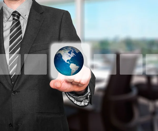 Un hombre de negocios tocando un globo en la pantalla. Concepto de negocio. Imagen de stock —  Fotos de Stock