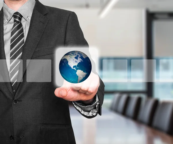 Un hombre de negocios tocando un globo en la pantalla. Concepto de negocio. Imagen de stock — Foto de Stock