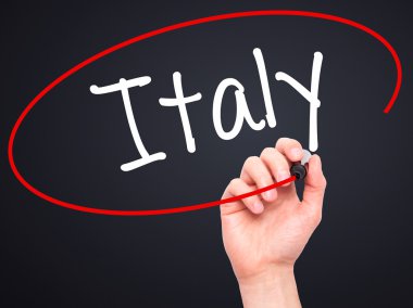 Adam el İtalya ile siyah kalemi görsel ekranda yazma..