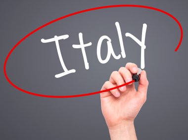 Adam el İtalya ile siyah kalemi görsel ekranda yazma..