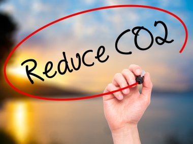 Adam el azaltmak Co2 ile siyah kalemi görsel ekranda yazma..