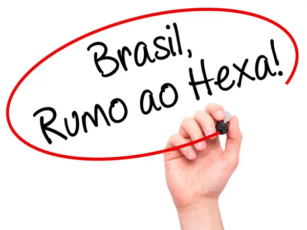Mann Handschrift Brasilien, rumo ao hexa! mit schwarzem Marker auf Visu — Stockfoto