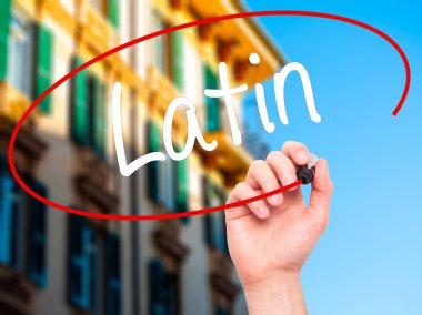 Adam el Latin siyah kalemi ile görsel ekranda yazma..