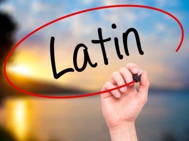 Adam el Latin siyah kalemi ile görsel ekranda yazma..