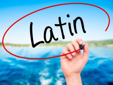 Adam el Latin siyah kalemi ile görsel ekranda yazma..