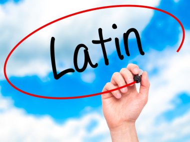 Adam el Latin siyah kalemi ile görsel ekranda yazma..