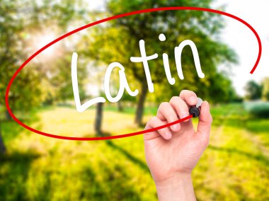 Adam el Latin siyah kalemi ile görsel ekranda yazma..