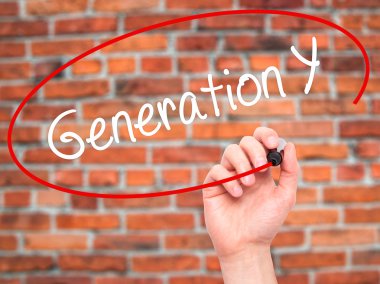 Adam el Generation Y ile siyah kalemi görsel ekranda yazma.