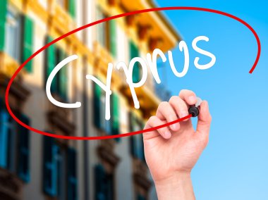 Adam el Kıbrıs ile siyah kalemi görsel ekranda yazma.