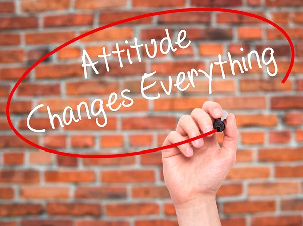 Man Hand schrijven van houding verandert alles met zwarte marker o — Stockfoto