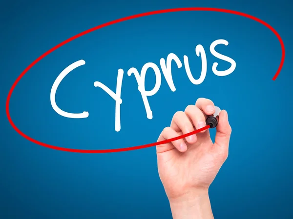 Man Hand schrijven van Cyprus met zwarte marker op visuele scherm — Stockfoto