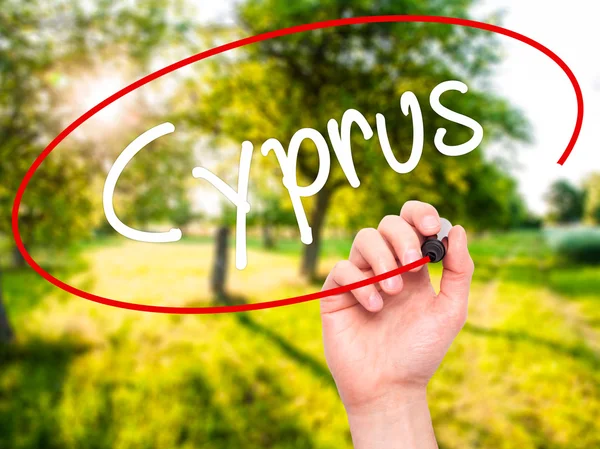 Человек рукой пишет Кипр с черным маркером на визуальном экране — стоковое фото