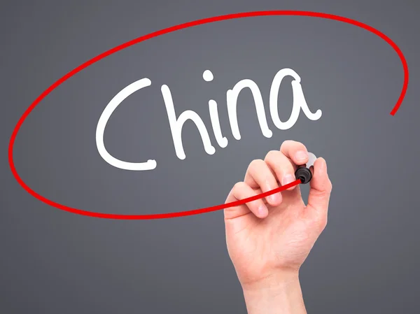 Man Hand skriver Kina med svart markering på visuella skärm — Stockfoto