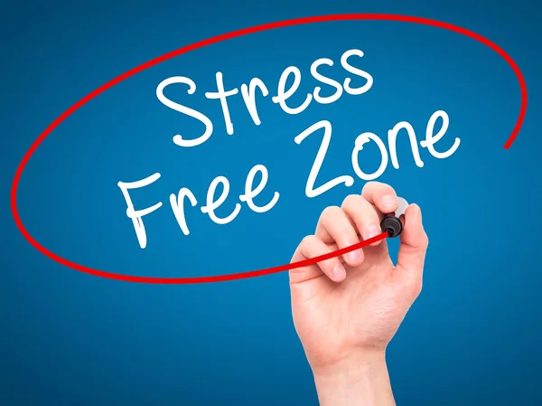 Man Hand skriva Stress Free Zone med svart markering på visuella sc — Stockfoto