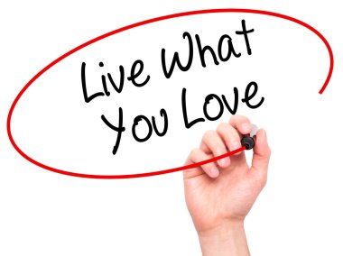 Adam el Live What You Love ile siyah kalemi görsel üzerinde yazılı.