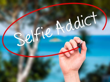 Adam el Selfie bağımlısı siyah kalemi ile görsel dağ eteğindeki taş yığını üzerinde yazma.