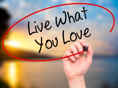 Adam el Live What You Love ile siyah kalemi görsel üzerinde yazılı.