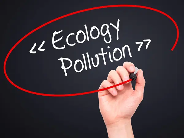 Man Hand skriva ekologi - föroreningar med svart markering på visuella — Stockfoto