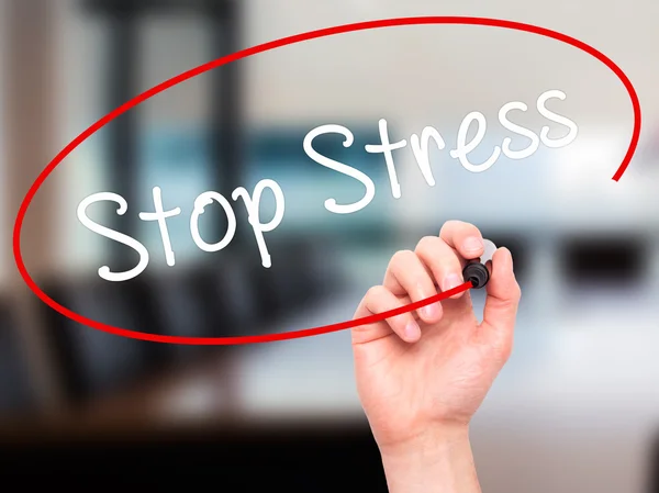 Man Hand skriver stoppa Stress med svart markering på visuella skärm — Stockfoto