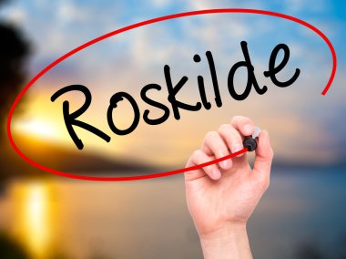 Adam el ile siyah kalemi görsel ekranda Roskilde yazma