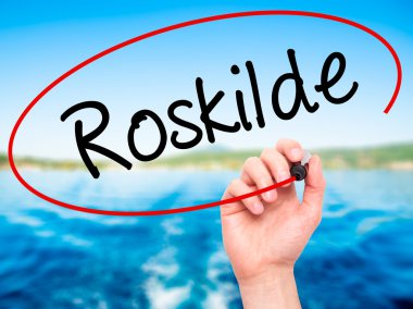 Adam el ile siyah kalemi görsel ekranda Roskilde yazma