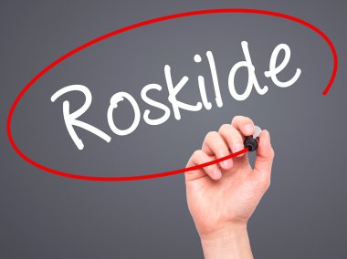 Adam el ile siyah kalemi görsel ekranda Roskilde yazma