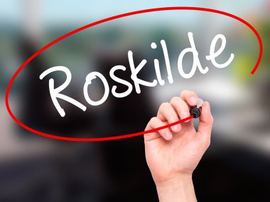 Adam el ile siyah kalemi görsel ekranda Roskilde yazma