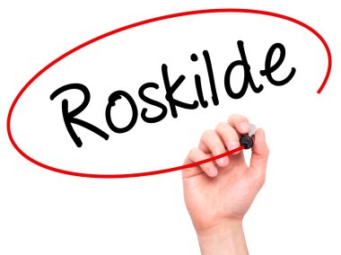 Adam el ile siyah kalemi görsel ekranda Roskilde yazma