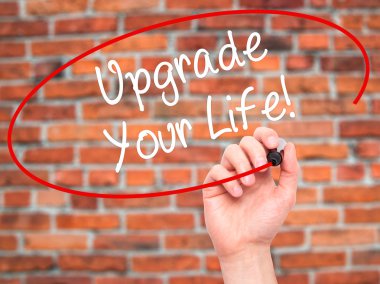 Adam el Upgrade Your Life yazma! siyah kalemi ile görsel olarak