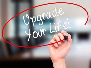 Adam el Upgrade Your Life yazma! siyah kalemi ile görsel olarak