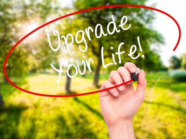 Adam el Upgrade Your Life yazma! siyah kalemi ile görsel olarak