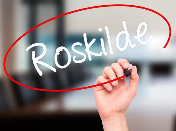 Hombre Escritura a mano Roskilde con marcador negro en pantalla visual — Foto de Stock
