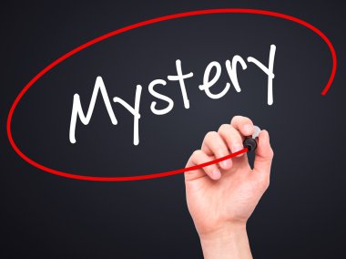 Adam el gizemli siyah kalemi ile görsel ekranda yazma..