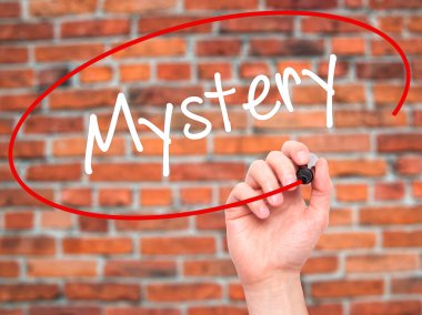 Adam el gizemli siyah kalemi ile görsel ekranda yazma..