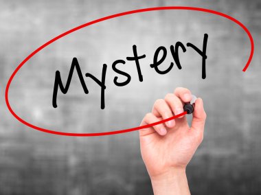 Adam el gizemli siyah kalemi ile görsel ekranda yazma..